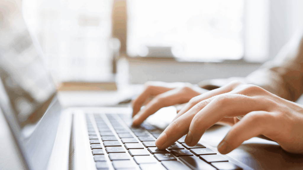 recherches sur ordinateur pour illustrer attestations de conformité